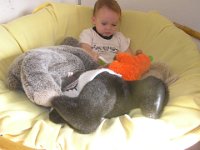 2006-12-04ReadingToHisFriends (3)