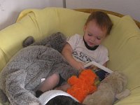 2006-12-04ReadingToHisFriends